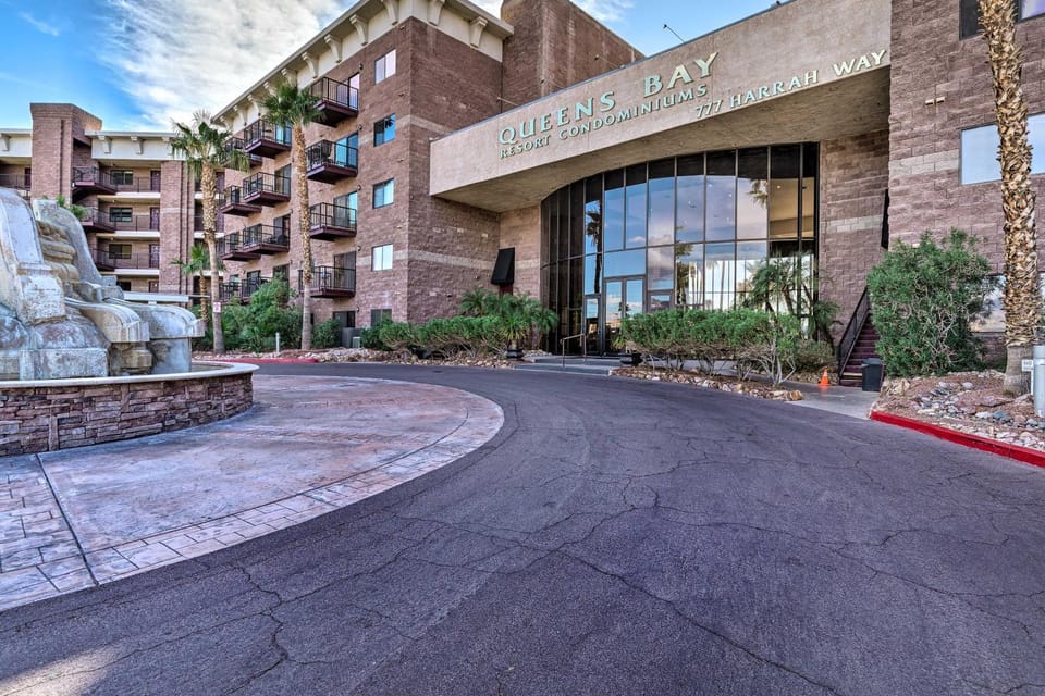 Golf, Boat, Swim! Walkable Lake Havasu Getaway House in Lake Havasu City