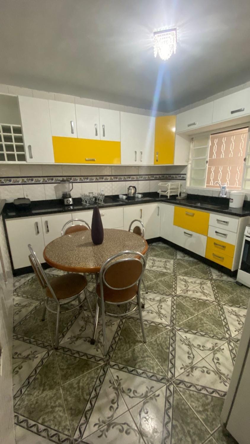 Casa espaçosa para 12 pessoas 2 vagas de estacionamento 5 minutos de Plano Piloto House in State of Goiás