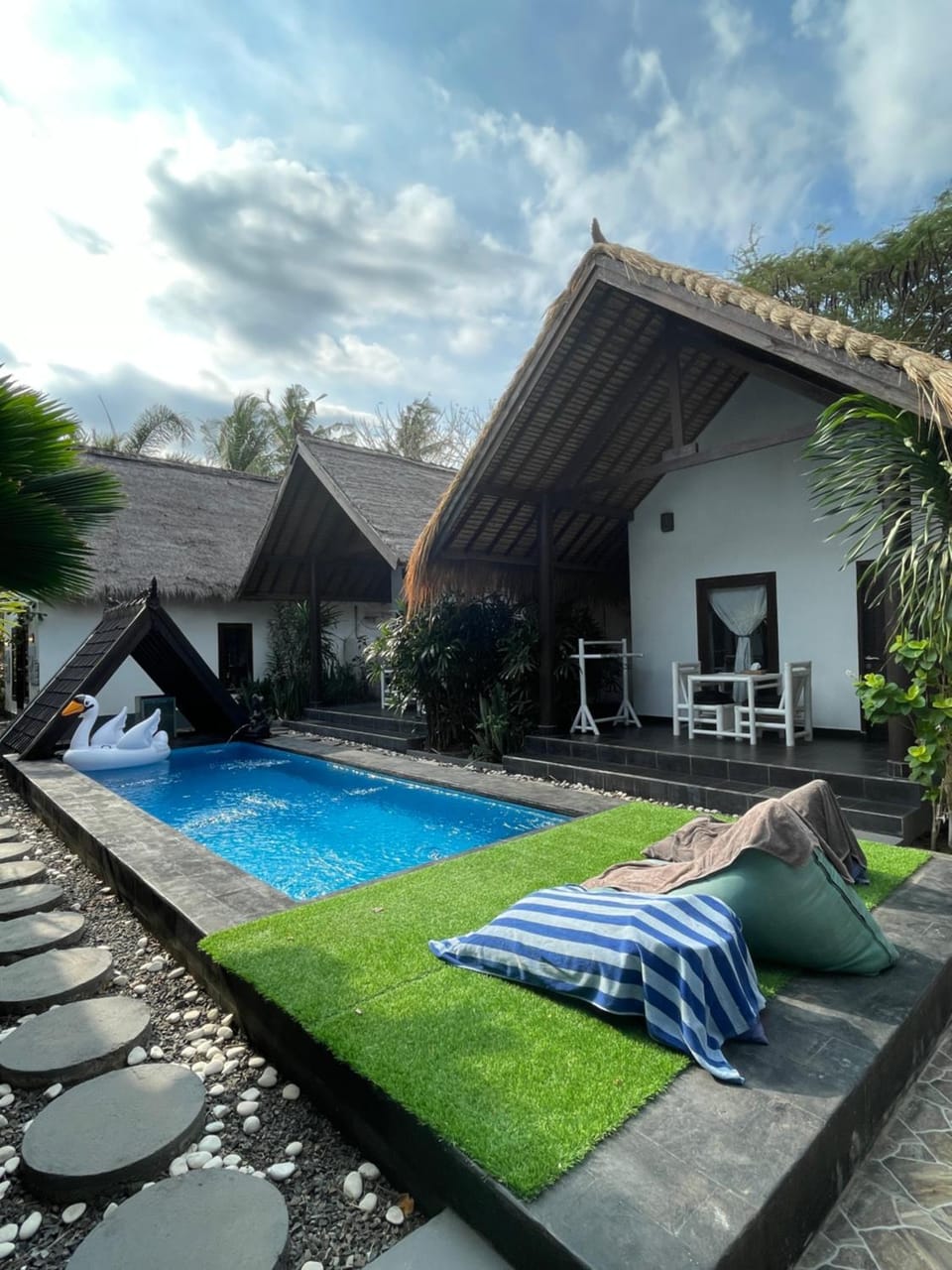 Property building, Day, Garden, Garden view, Pool view, Swimming pool, sunbed
