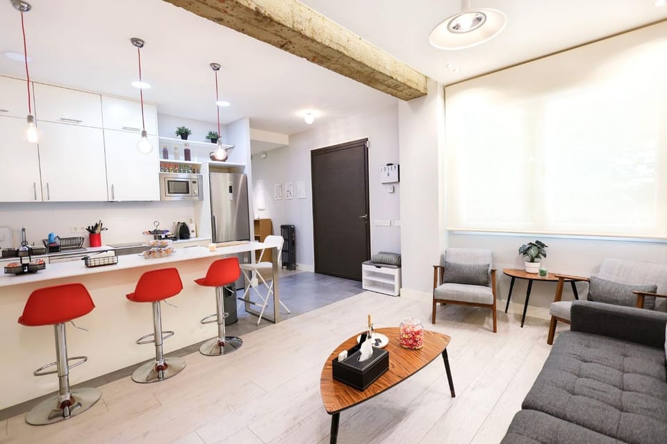 Kitchen or kitchenette, minibar, oven, stove