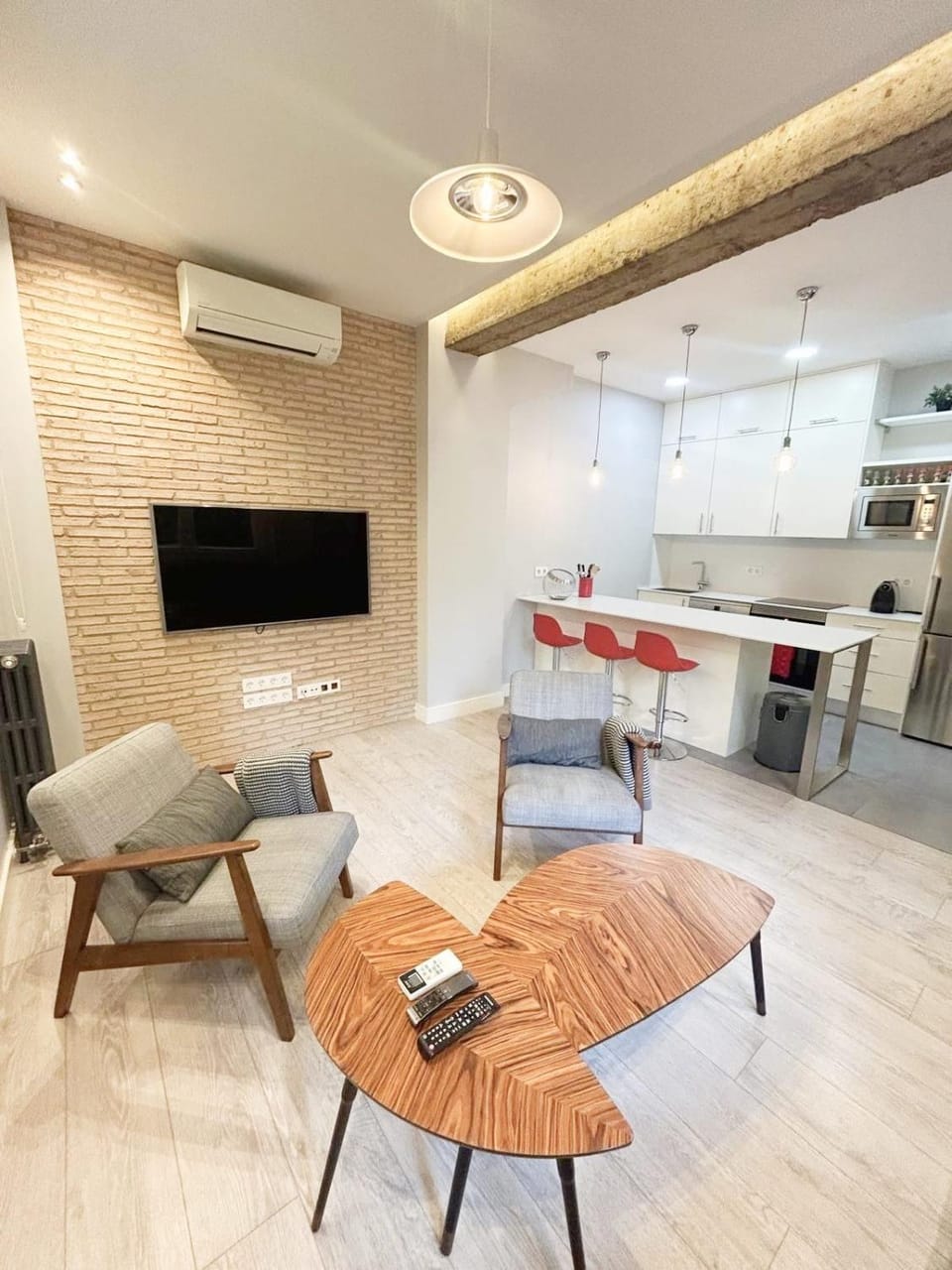TV and multimedia, Kitchen or kitchenette, Living room, Dining area, air conditioner