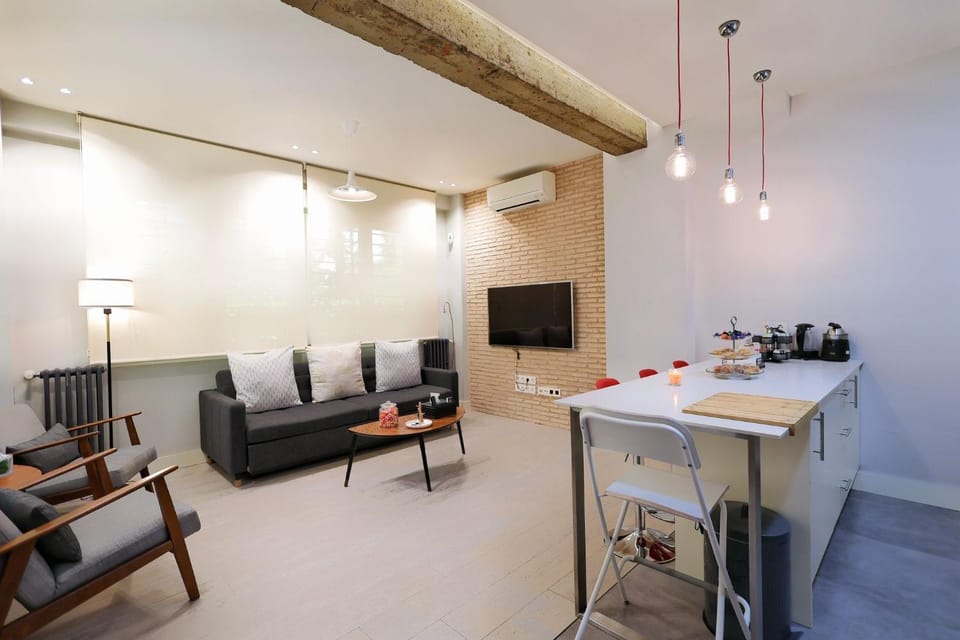 TV and multimedia, Coffee/tea facilities, Kitchen or kitchenette, Living room, Seating area, Dining area