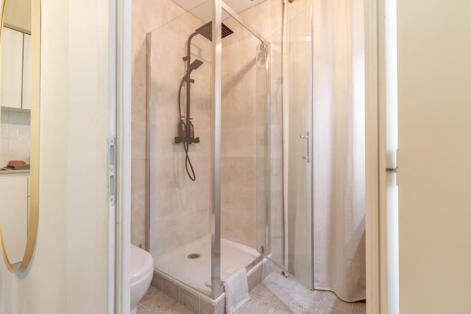 Shower, Toilet, Bathroom, towels