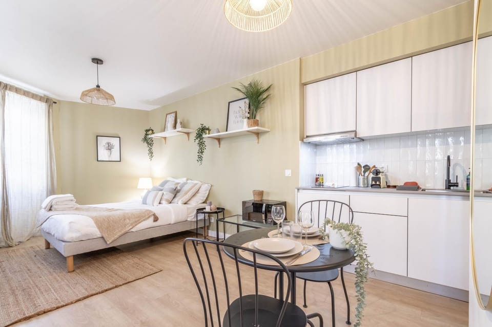 Bed, Coffee/tea facilities, Kitchen or kitchenette, Living room, Photo of the whole room, Dining area, Bedroom