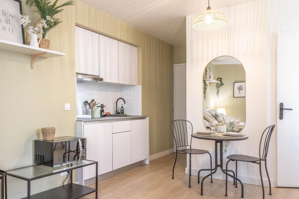 Kitchen or kitchenette, Dining area, stove