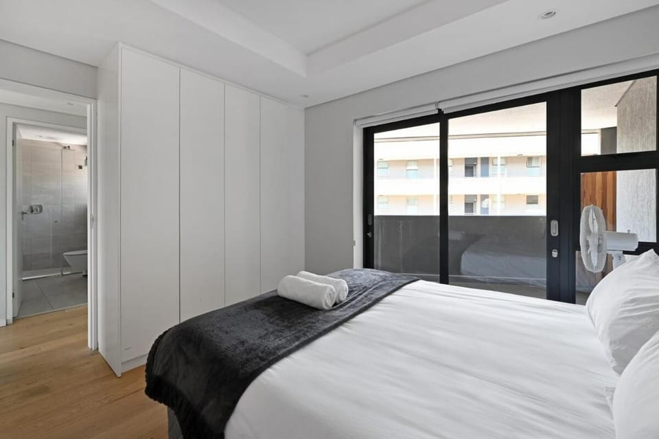 Secure 2Bed Green Point Retreat with Rooftop Pool & BBQ Apartment in Cape Town