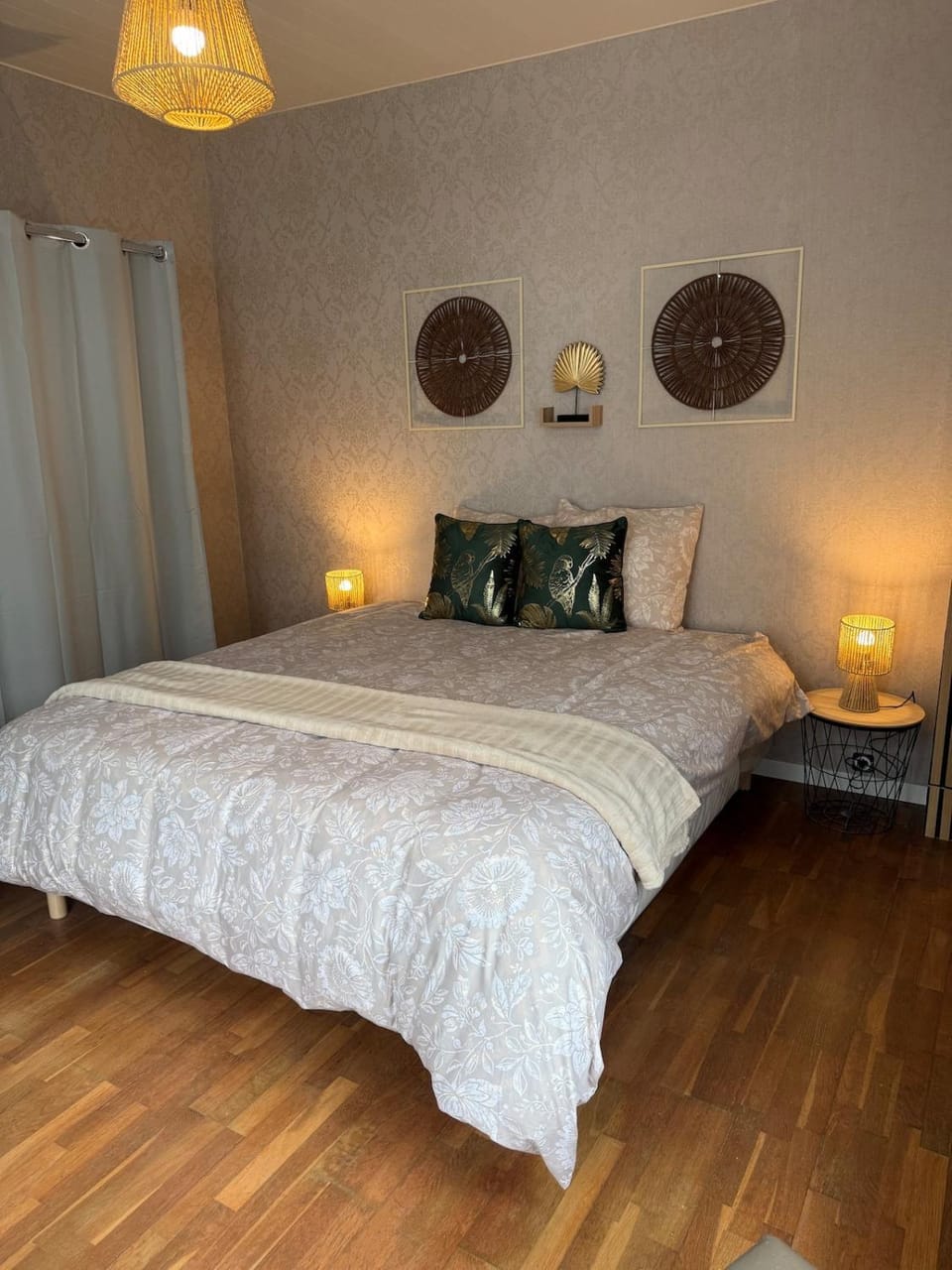 Photo of the whole room, Bedroom