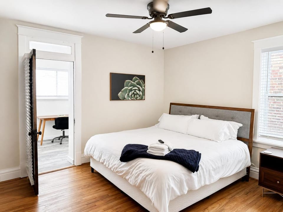 Central Apt with Office & Balcony Apartment in Saint Louis