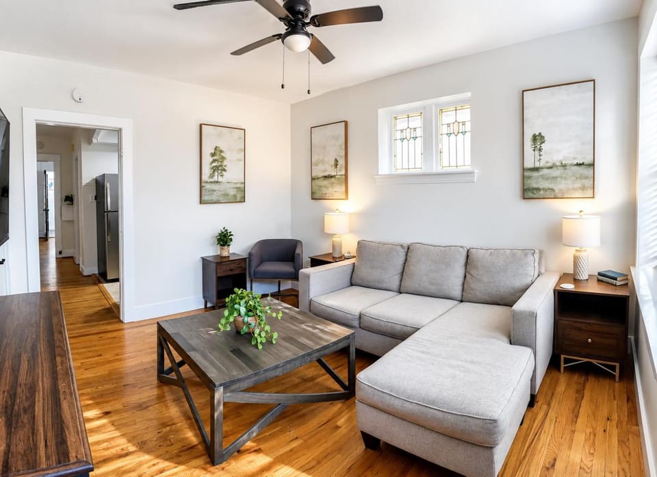 Central Apt with Office & Balcony Apartment in Saint Louis