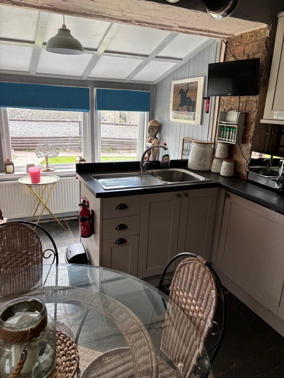 Kitchen or kitchenette, Dining area