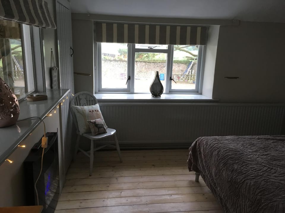 Bed, Living room, Photo of the whole room, Seating area, Bedroom