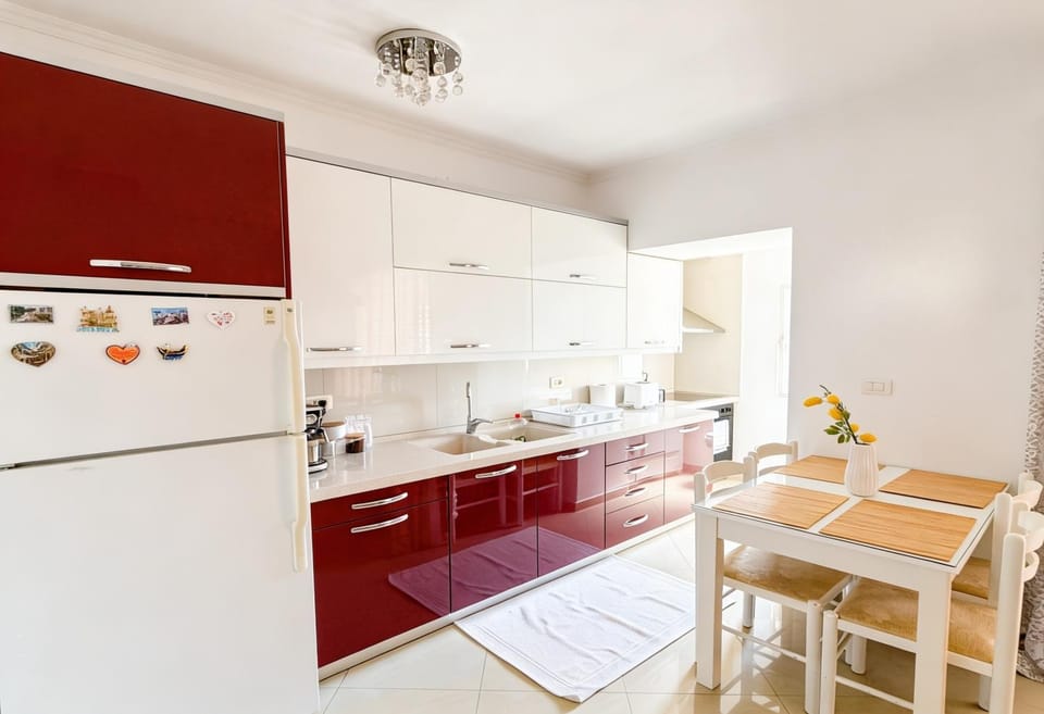 Kitchen or kitchenette, Dining area, oven