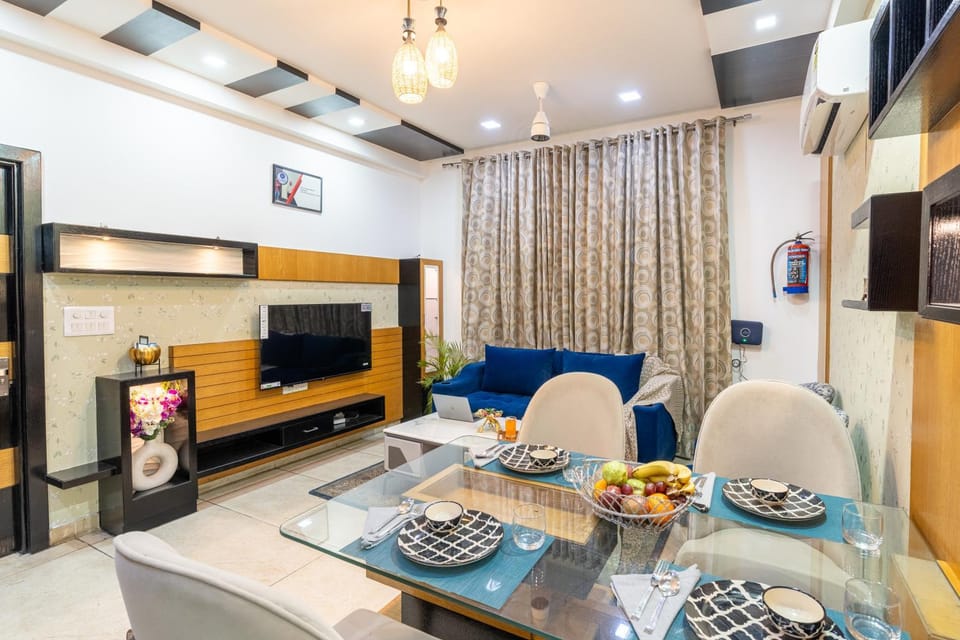 TV and multimedia, Living room, Seating area, Dining area