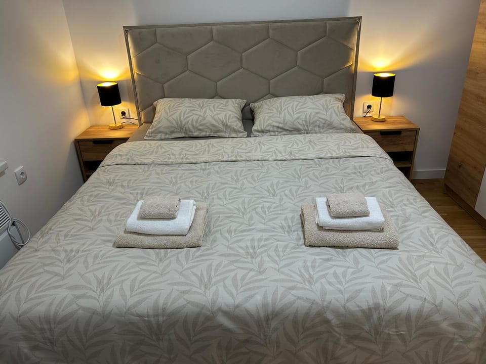 Bed, Bedroom, towels