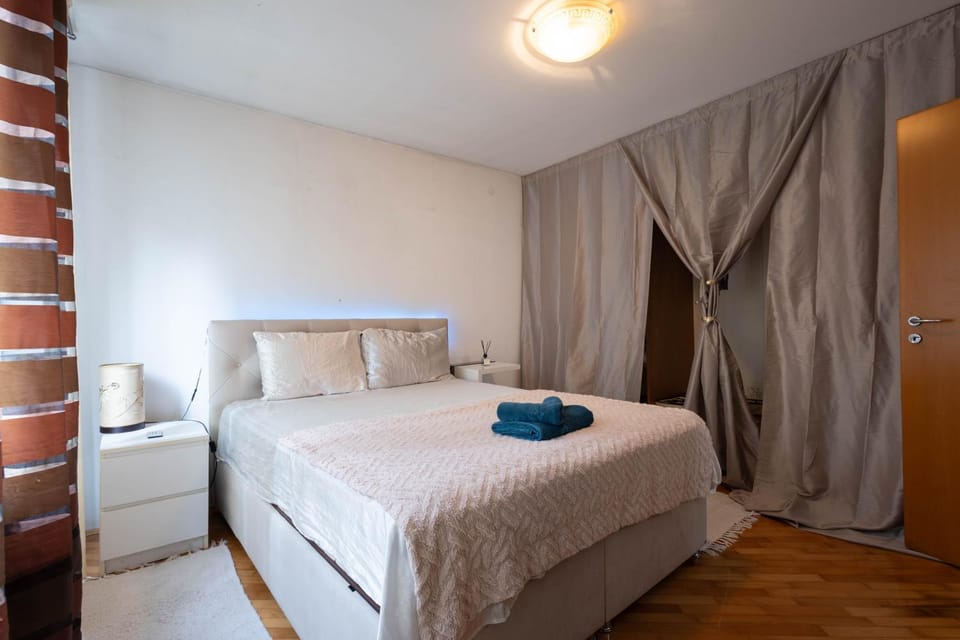 Bed, Bedroom, towels