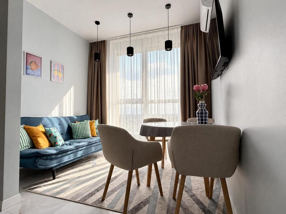 TV and multimedia, Living room, Seating area, Dining area, City view, furniture, furniture