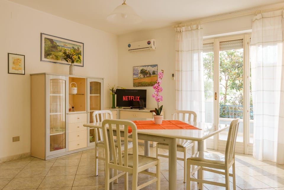 Day, Living room, Seating area, Time of day