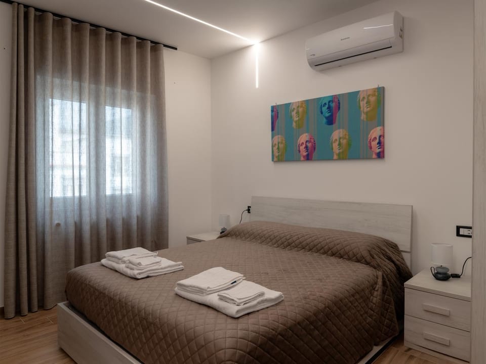Bed, Bedroom, towels