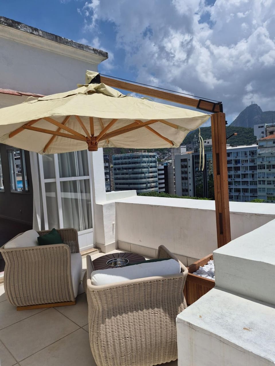 Penthouse Steps from the Beach with Ocean & Cristo Views Apartment in Rio de Janeiro