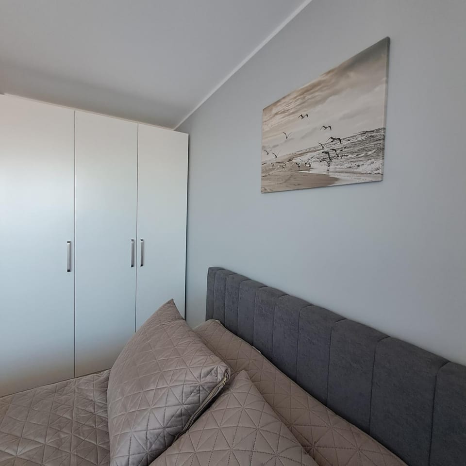 Bed, Seating area, wardrobe
