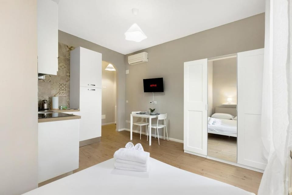 Modern Home Milano with Wi-Fi & AC 15 min to Duomo Apartment in Milan