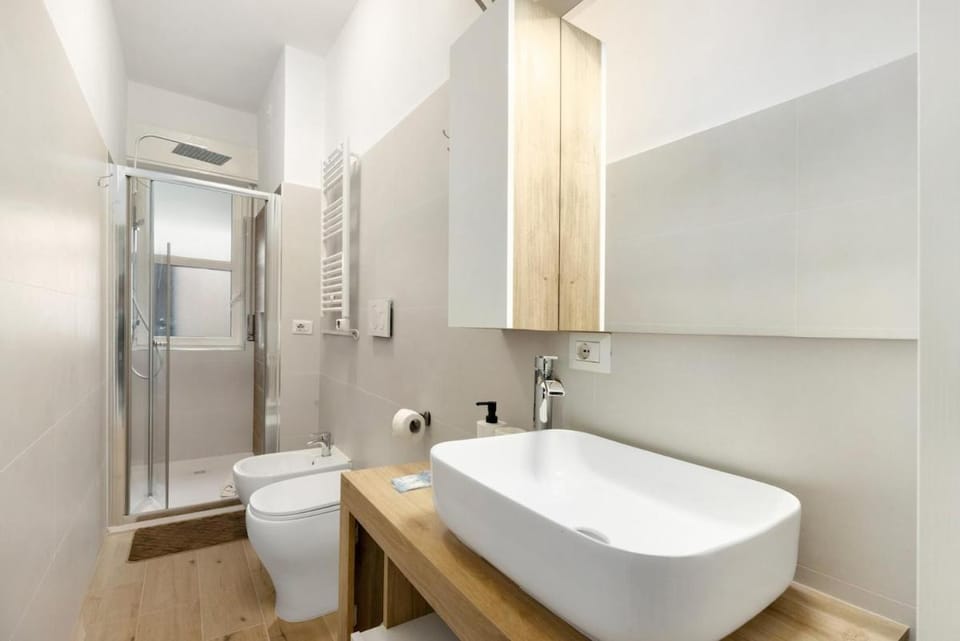 Modern Home Milano with Wi-Fi & AC 15 min to Duomo Apartment in Milan