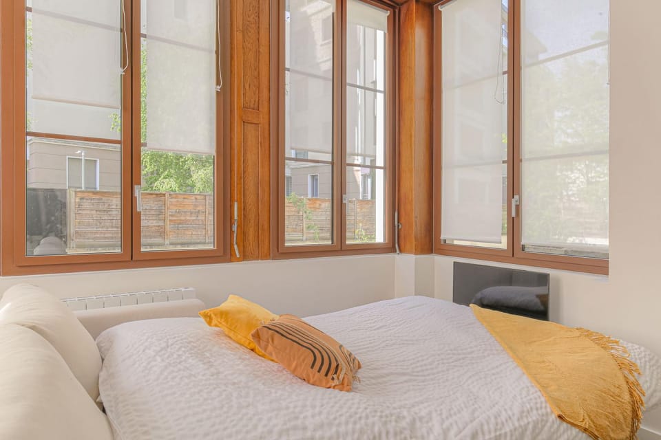 Bed, TV and multimedia, Living room