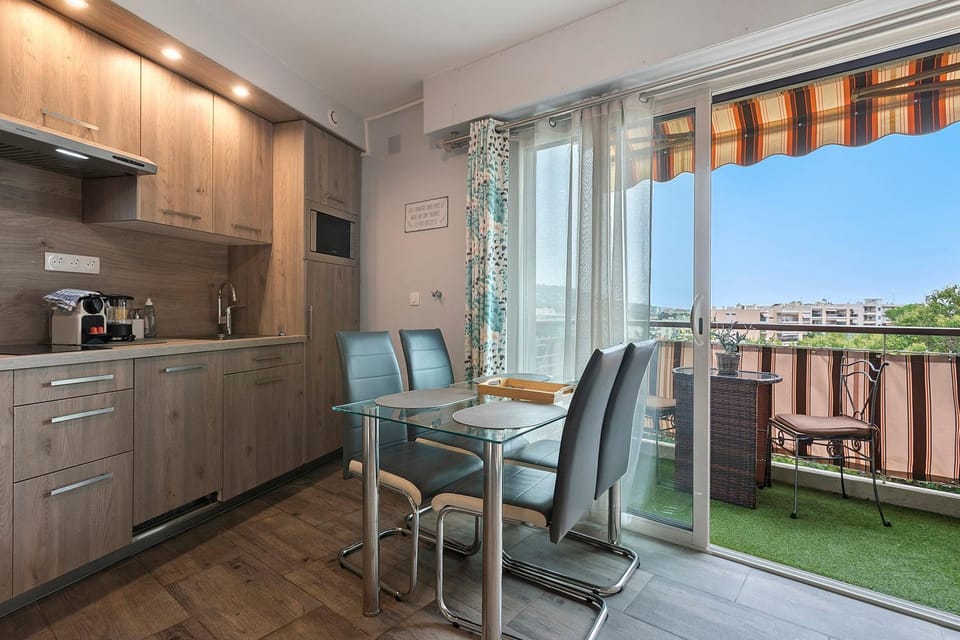 Le Beauséjour, Studio With Pool Apartment in Mougins