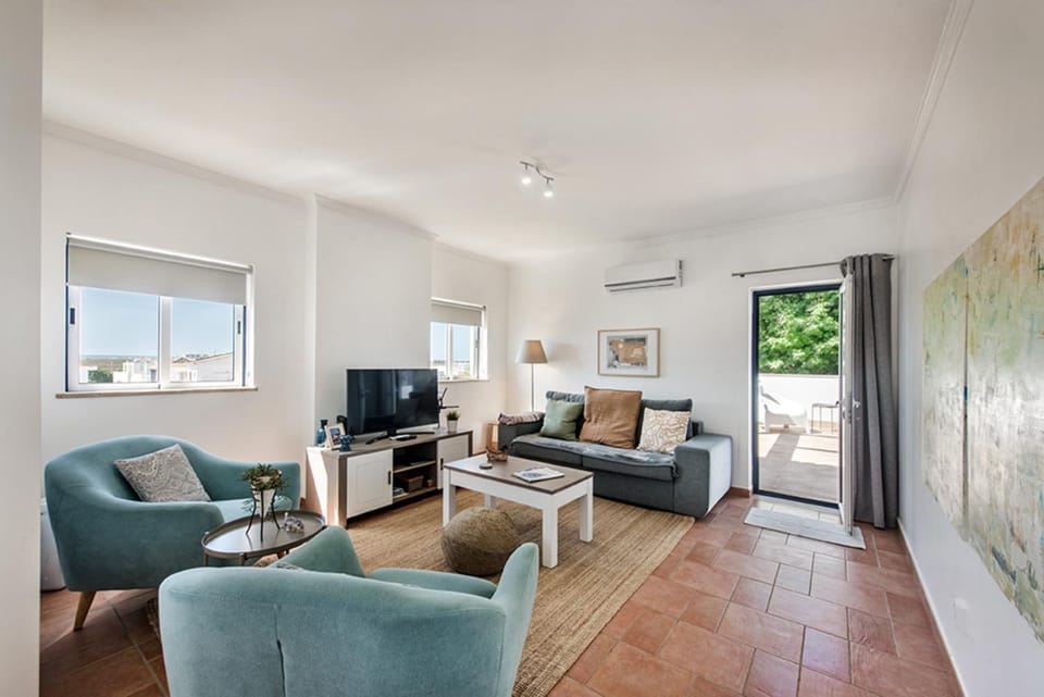 Communal lounge/ TV room, TV and multimedia, Living room, Seating area, air conditioner