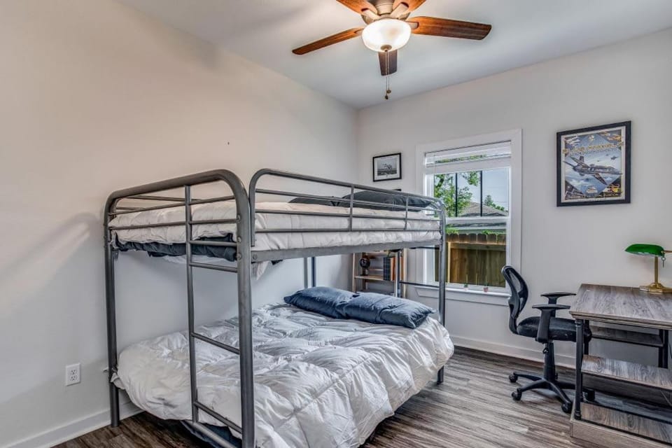 Near Downtown Dining & Base - Beach Flow Bungalow House in Pensacola