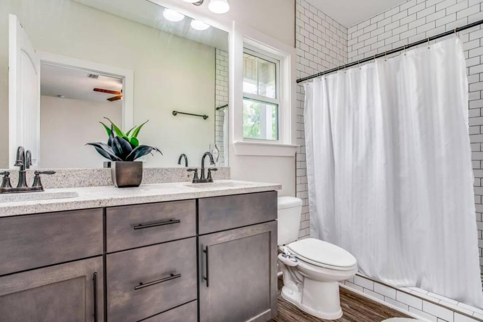 Near Downtown Dining & Base - Beach Flow Bungalow House in Pensacola