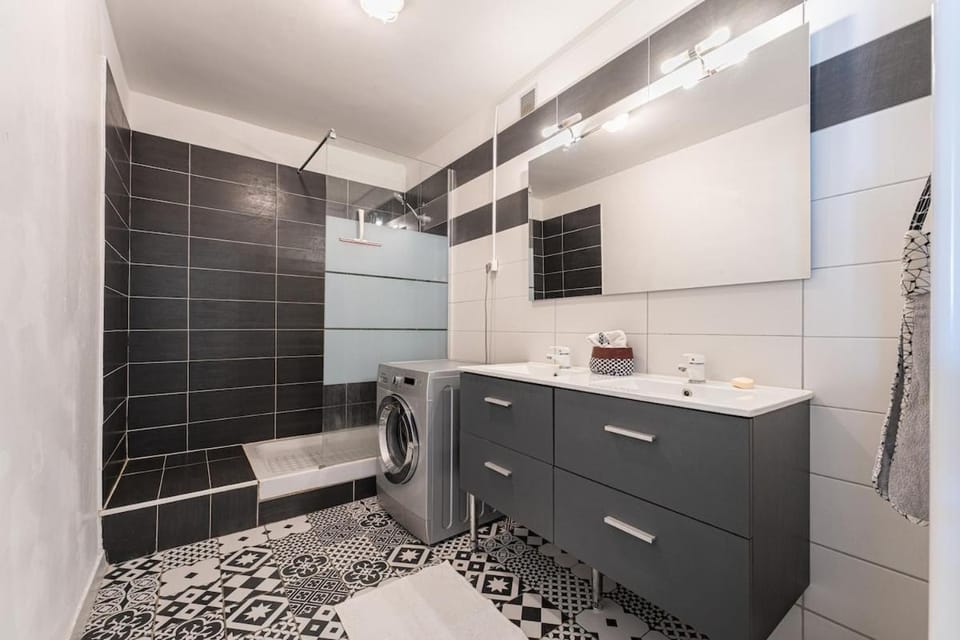 Large 4 bedroom equipped flat Apartment in Marseille