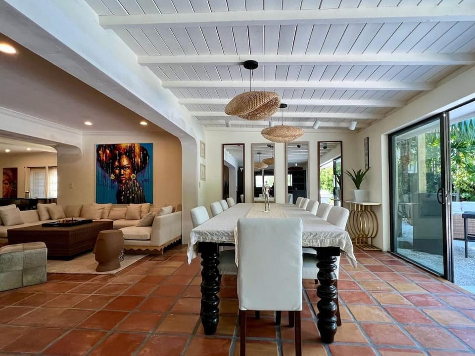 4BR Lakefront Bali Vibes in Miami with Self Check in House in Aventura