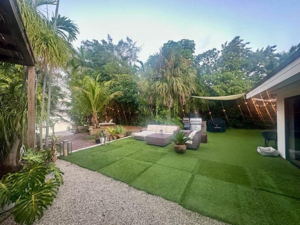 4BR Lakefront Bali Vibes in Miami with Self Check in House in Aventura