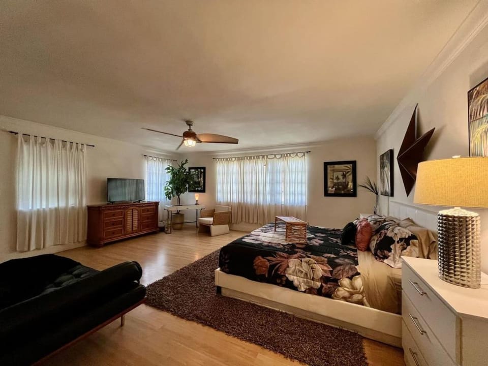 4BR Lakefront Bali Vibes in Miami with Self Check in House in Aventura