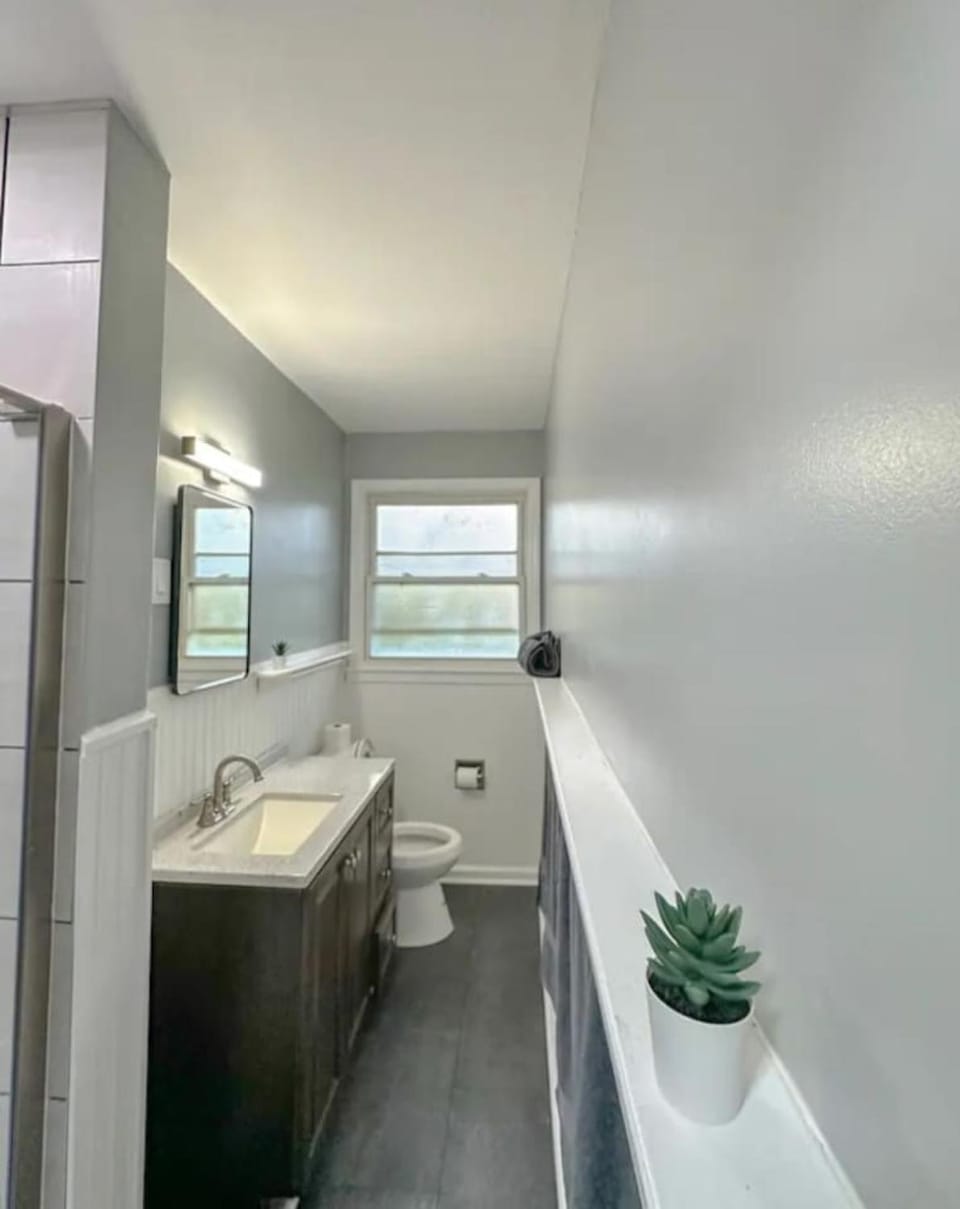 Arcade, Close to Fall, off street Parking, WIFI Apartment in Niagara Falls