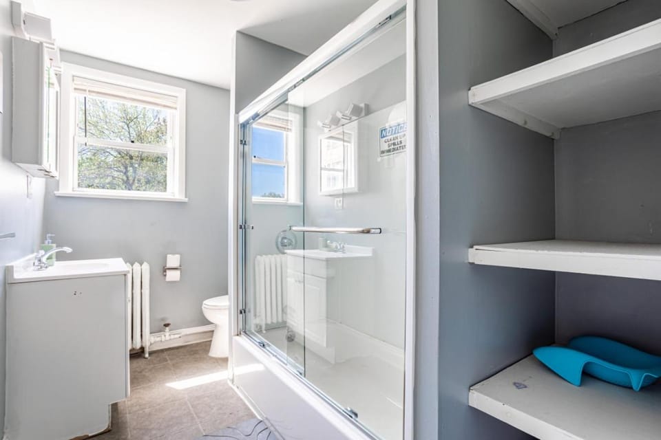 Deluxe 4BR-2BA-12 Beds | NYC | MetLife | Parking Apartment in Bayonne