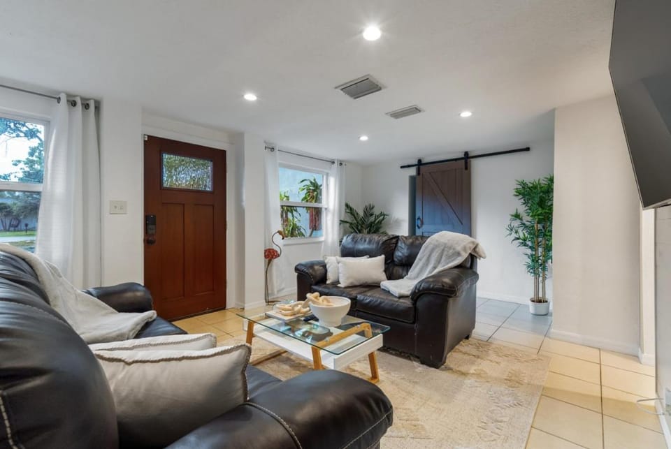 St Petersburg 4BR 2BA Private Villa with Pool Gym Grill Self Check-In House in St Petersburg