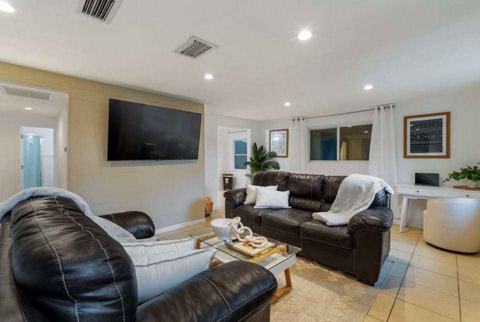 St Petersburg 4BR 2BA Private Villa with Pool Gym Grill Self Check-In House in St Petersburg