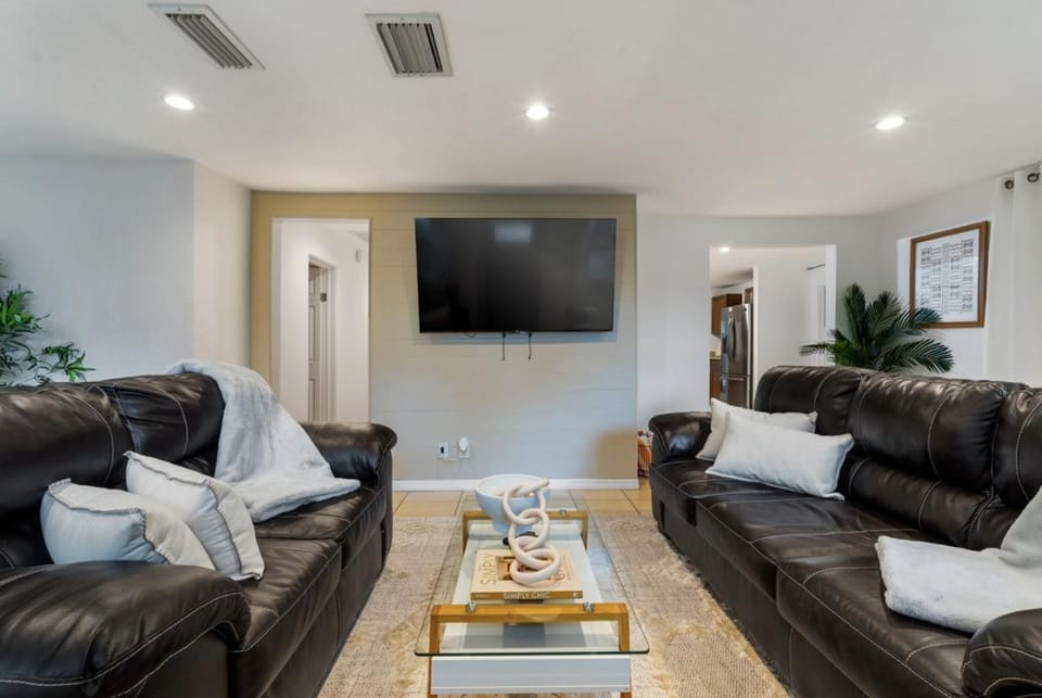 St Petersburg 4BR 2BA Private Villa with Pool Gym Grill Self Check-In House in St Petersburg