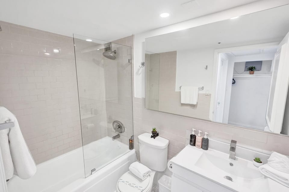 Coastal Condo with Resort Service Pools and Gym 407 Apartment hotel in Miami Beach