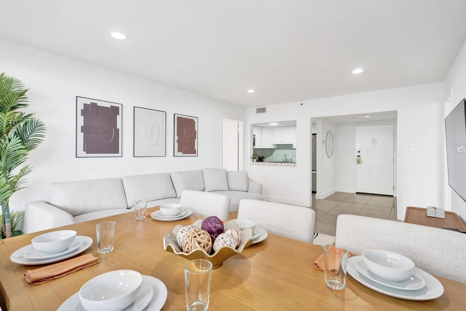 Coastal Condo with Resort Service Pools and Gym 407 Apartment hotel in Miami Beach