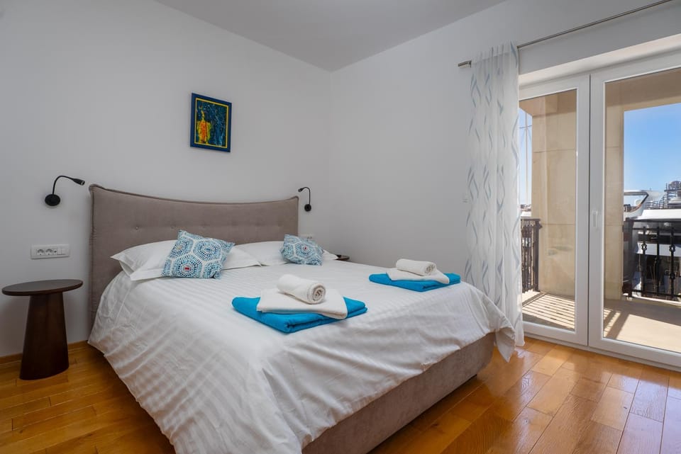 Bedroom, towels