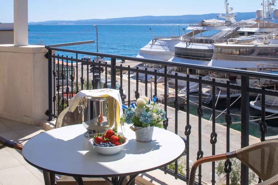 View (from property/room), Balcony/Terrace, Seating area, Sea view