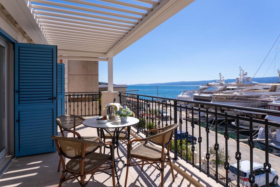 View (from property/room), Balcony/Terrace, Seating area, Garden view, Sea view