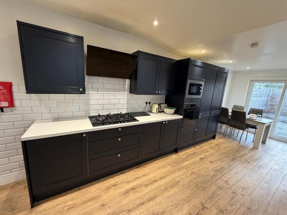 5BR Home Street Parking for Contractors House in Portsmouth