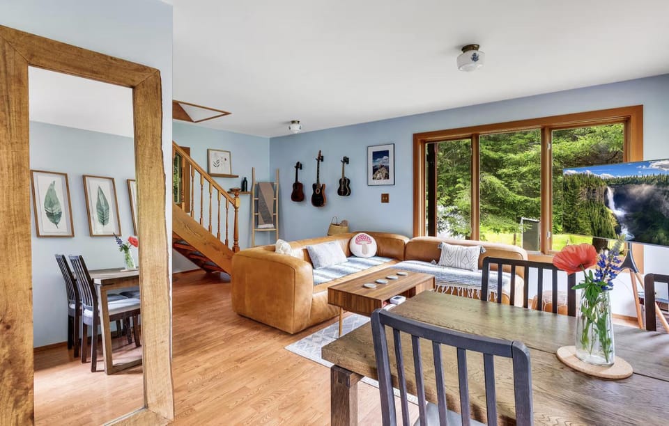 Living room, Seating area, Dining area