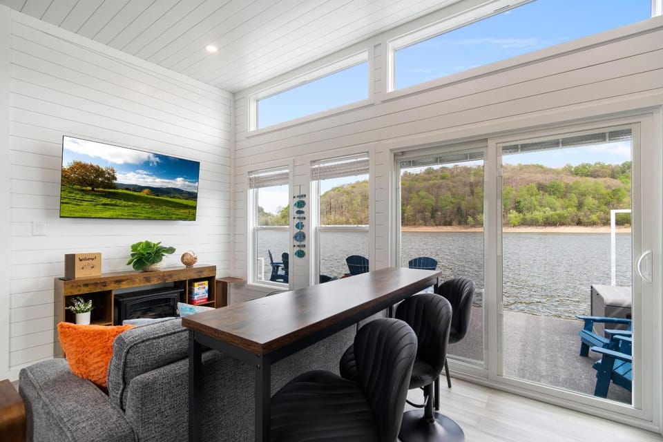 Floatopia - A Unique Floating Retreat House in Lake Cumberland