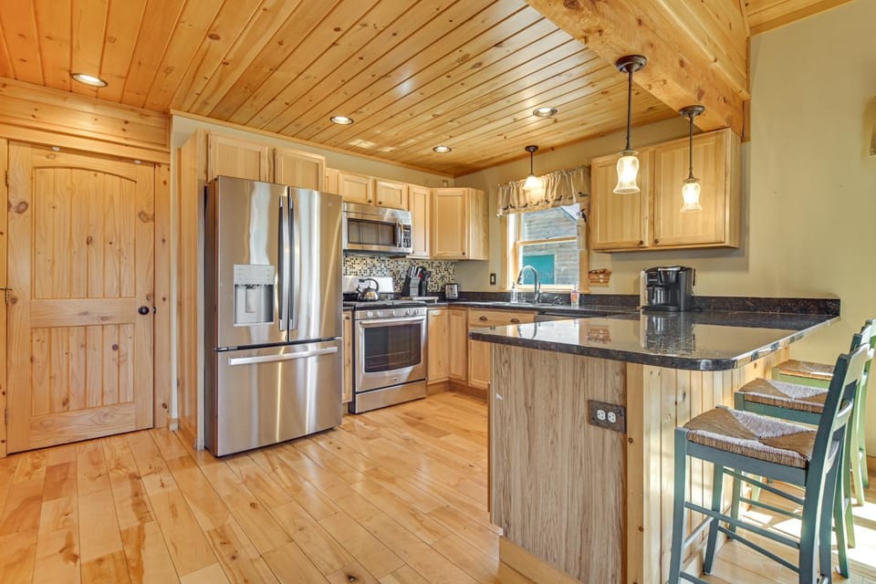 Near Ponds, Hiking & Mtn Biking! Greenwood Cabin Cabin in Woodstock