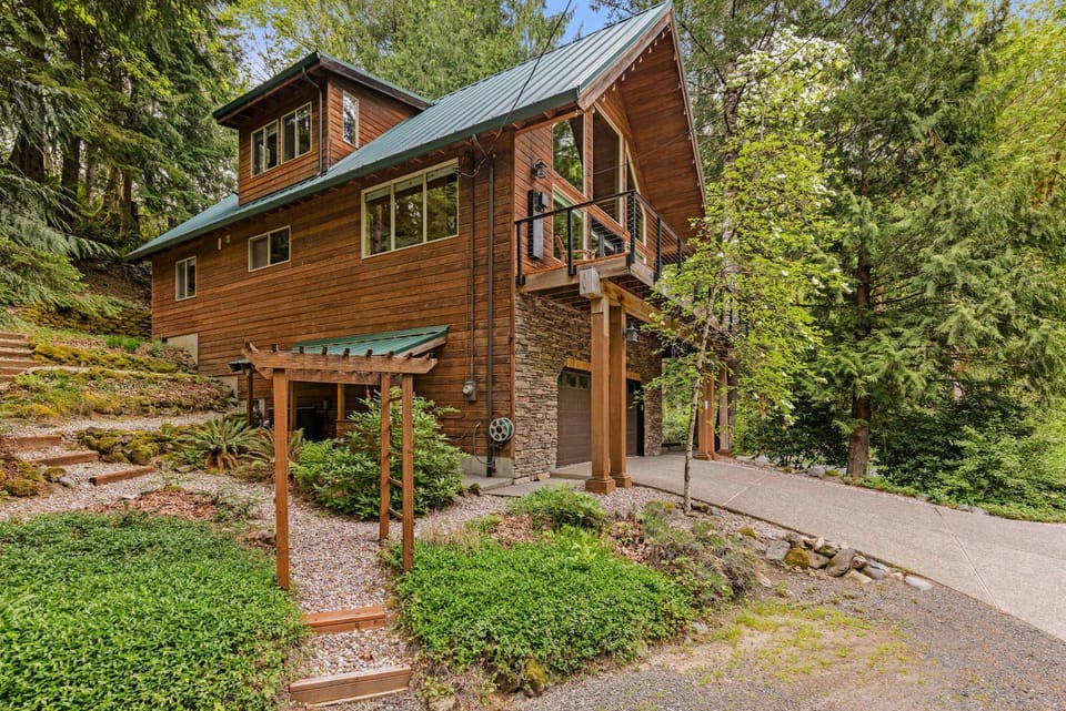 Spacious cabin with forest views hot tub BBQ wrap around deck Cabin in Welches